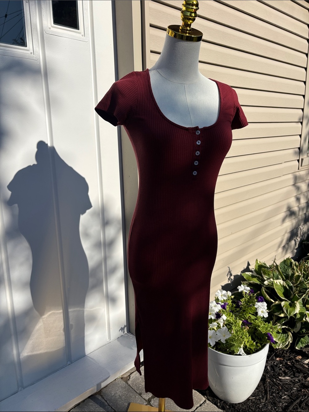 Kendall & Kylie Scoop Neck Button Ribbed Midi Dress in Wine